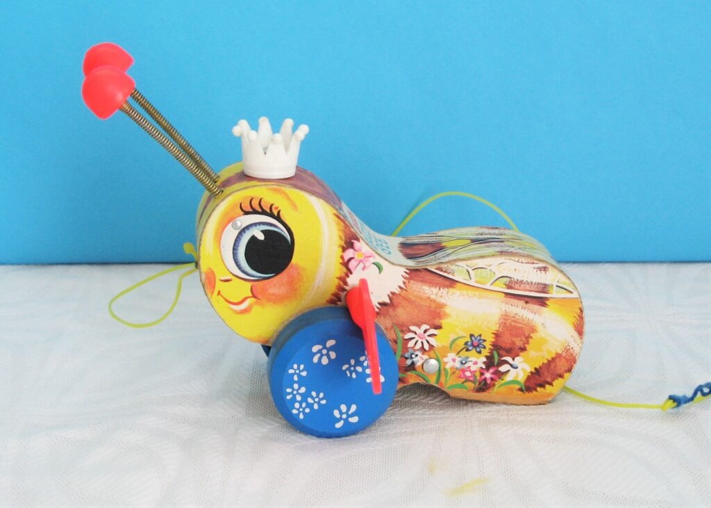 Vintage Rare Fisher Price Queen Buzzy Bee Pull Along Toy Collectors 50s 60s