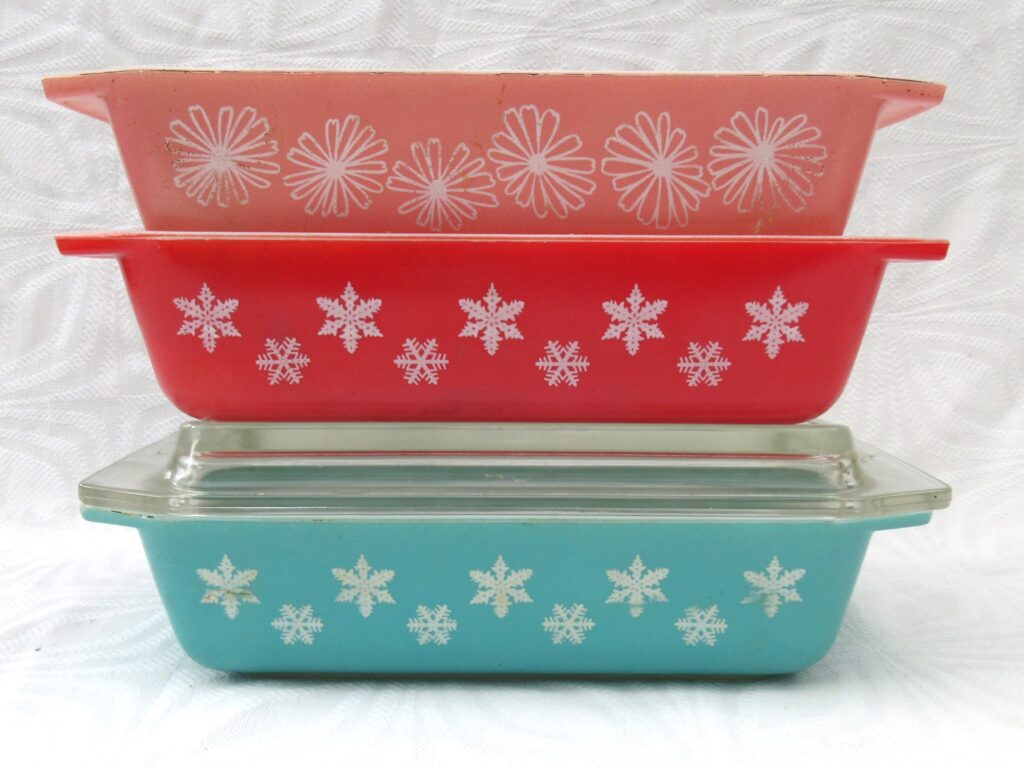 Collecting Vintage English Pyrex - 1950s Pastel Colours
