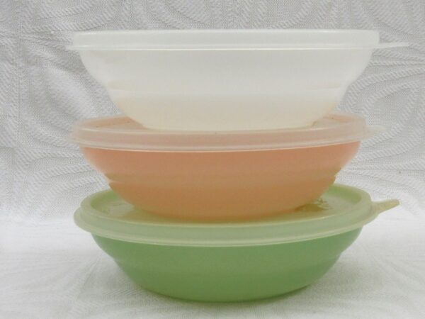 Vintage Tupperware Wonderlier Pastel Cereal Bowls with Lids - Choose Colour Image