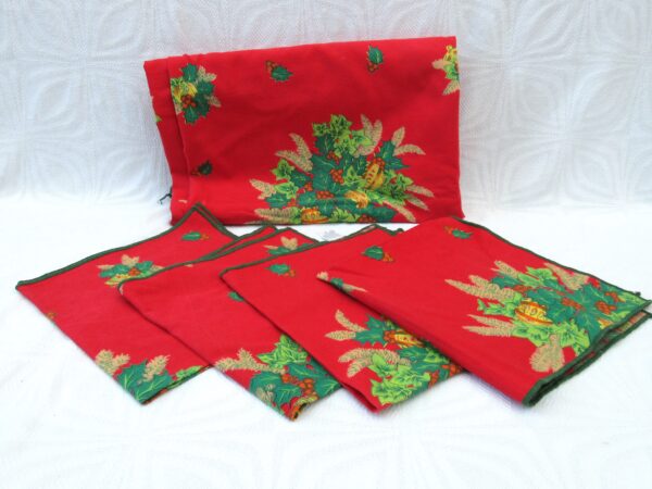 Vintage 80s Christmas Tablecloth Red Holly Design With Matching Square Napkins x4 Image