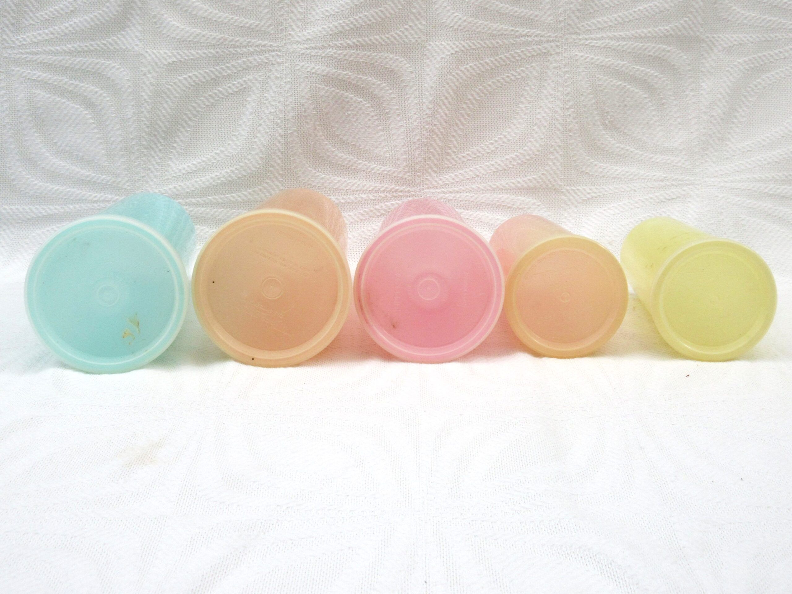 Vintage Tupperware x5 Pastel Beakers with Lids Assorted Sizes 1960s - Image 3