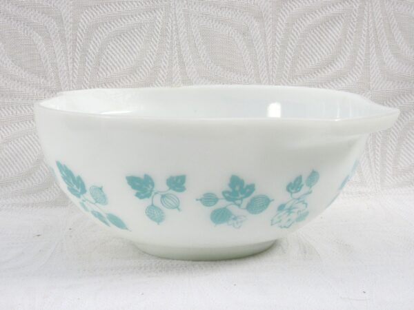 Vintage JAJ Pyrex White Turquoise Gooseberry Mixing Bowl Medium Cinderella Shape 1950s - Image 3