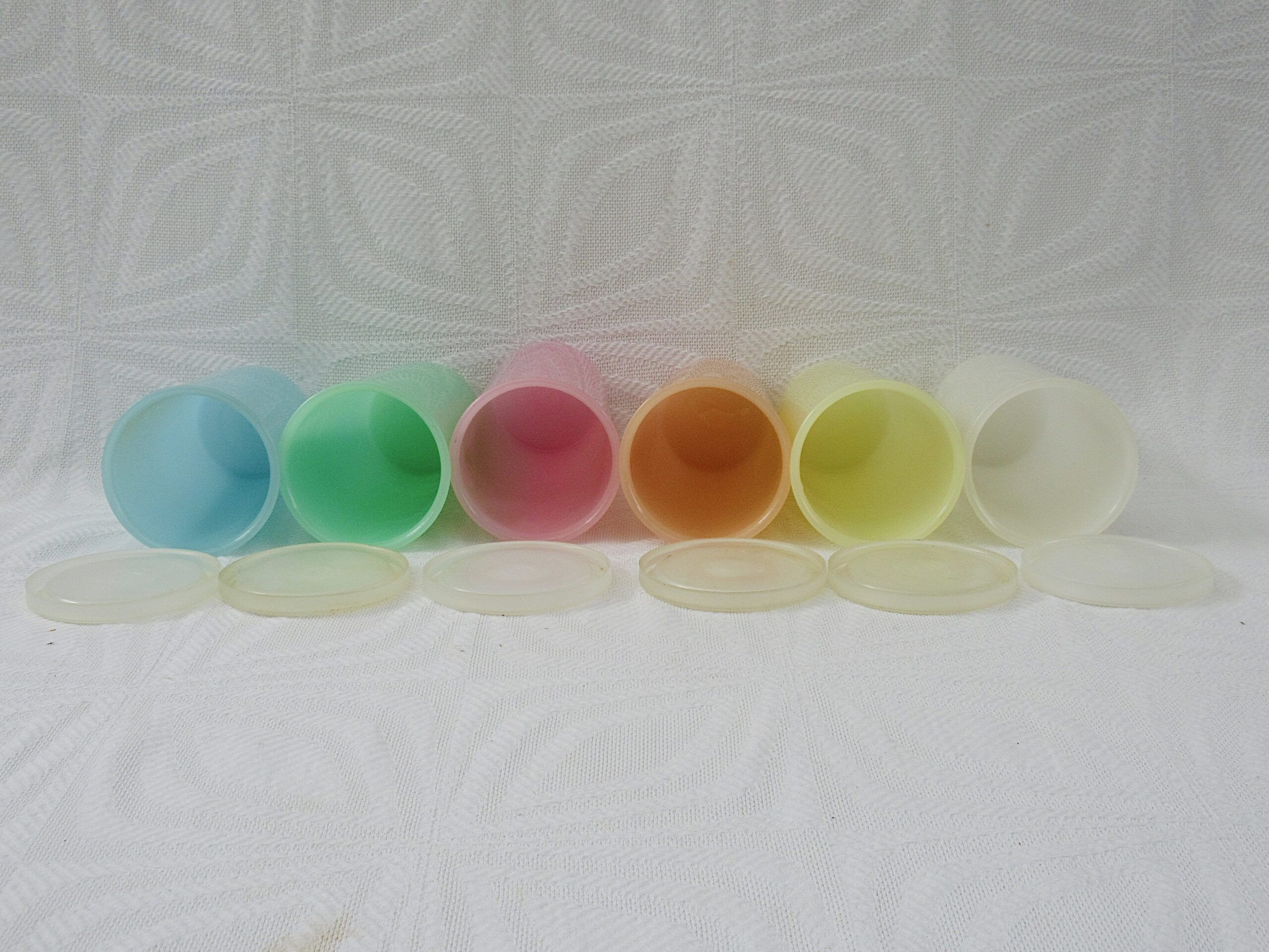 Vintage Tupperware Wonderlier Pastel Beakers Small x6 With Lids - Image 3