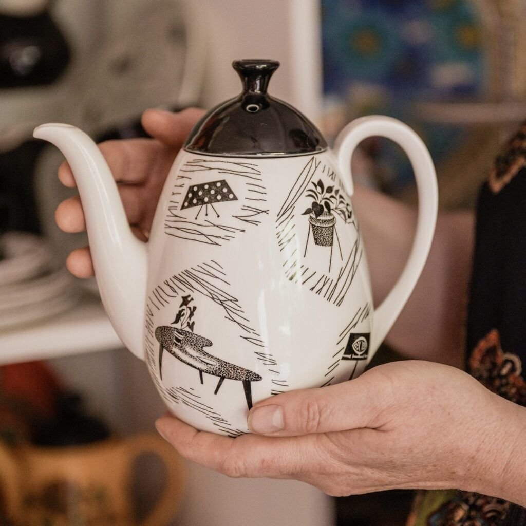 Guide to British Mid-Century Pottery Homemaker Coffee Pot Image
