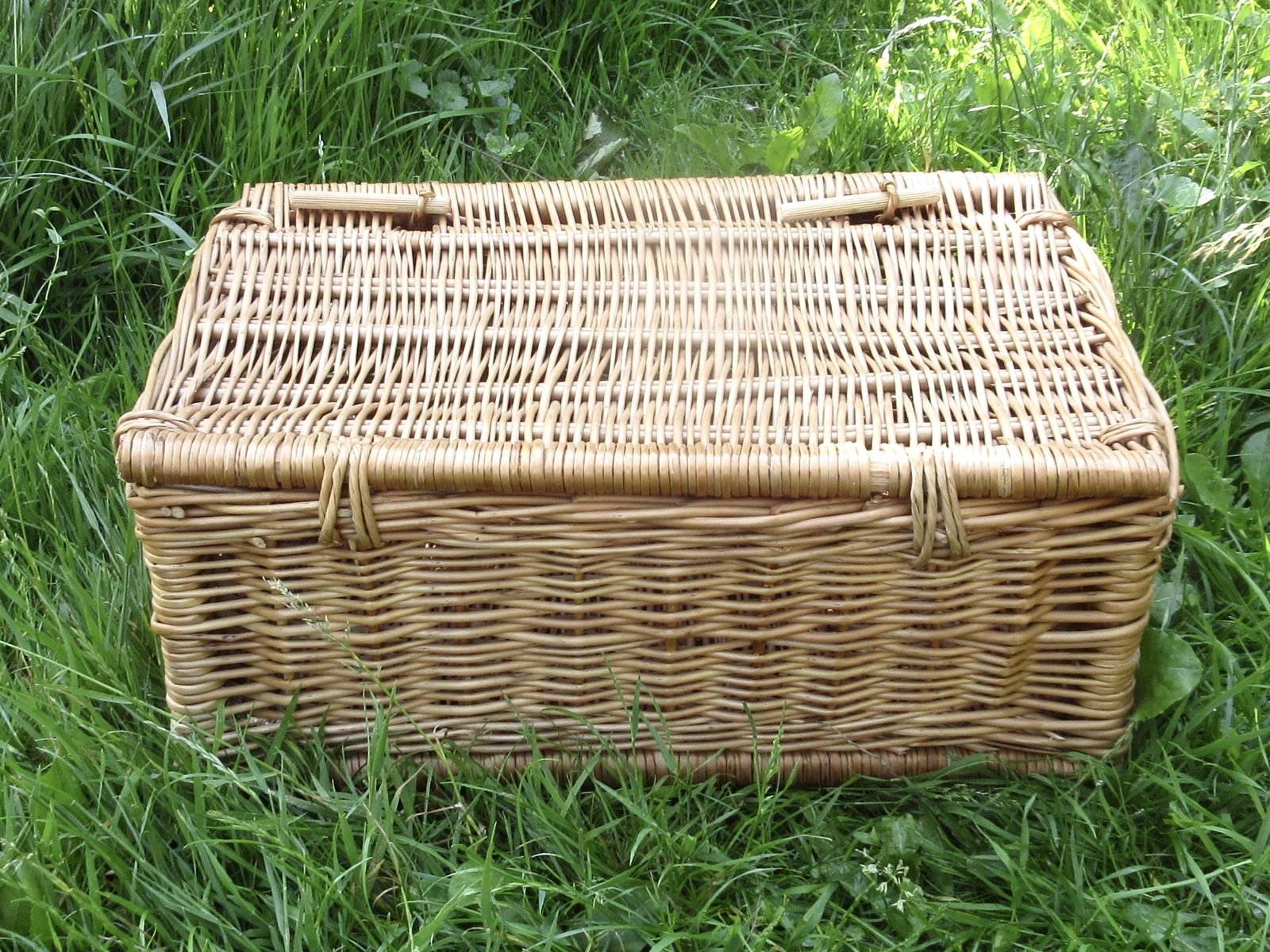 Vintage Wicker Picnic Basket Hamper Storage Display - Image 4
