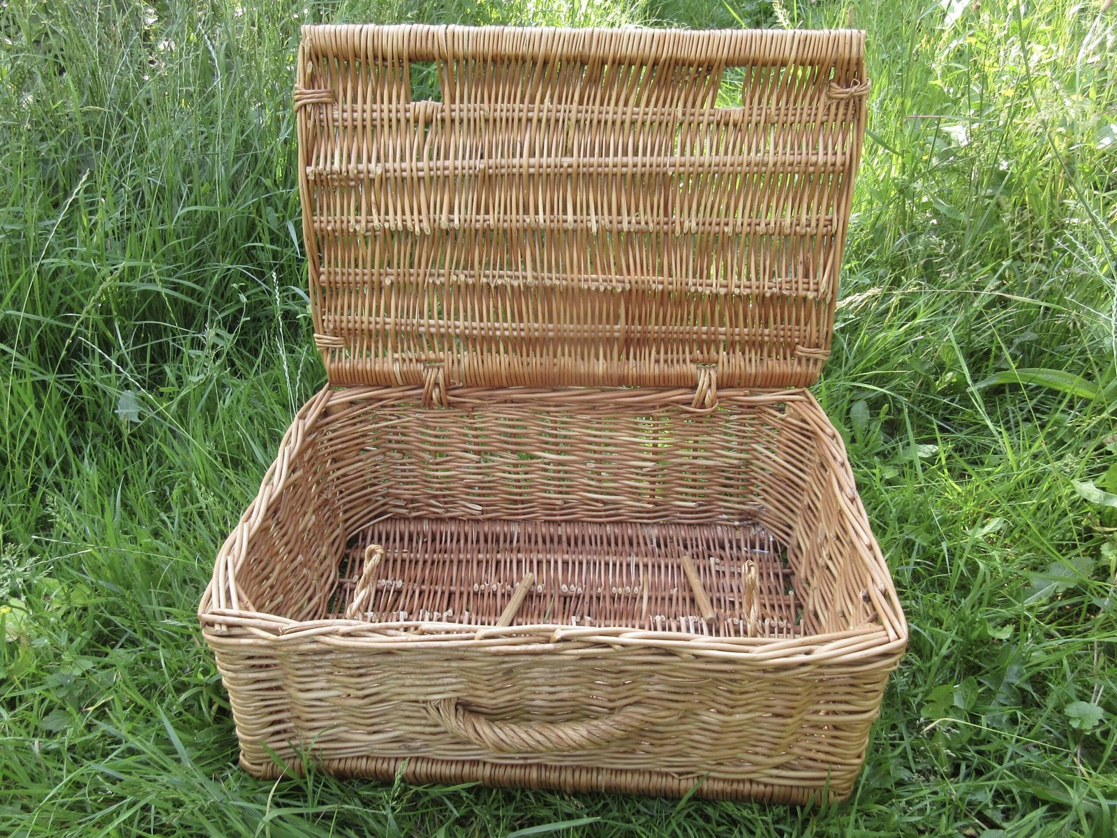 Vintage Wicker Picnic Basket Hamper Storage Display - Image 3