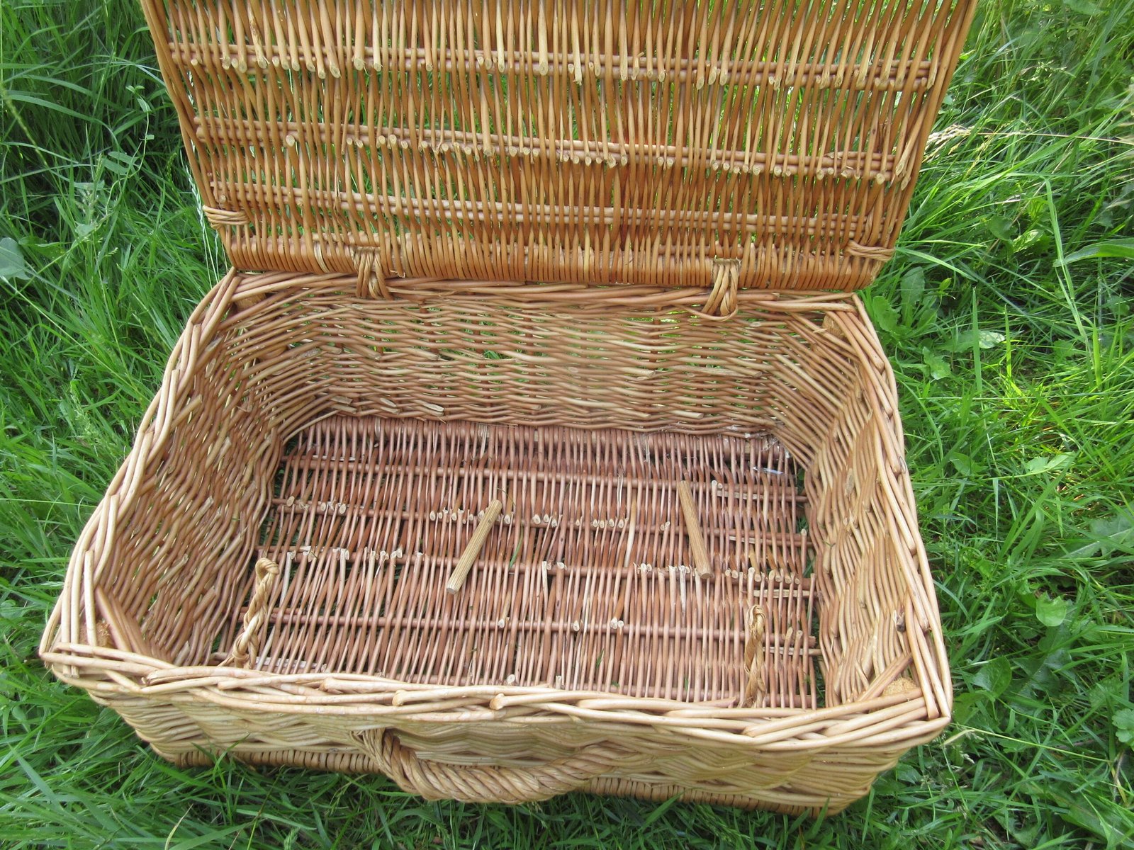 Vintage Wicker Picnic Basket Hamper Storage Display - Image 2