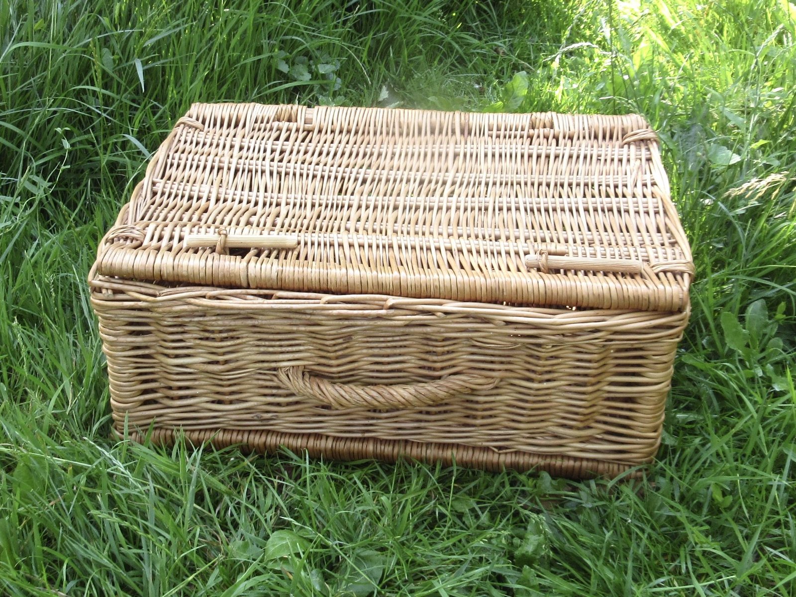 Vintage Wicker Picnic Basket Hamper Storage Display Image