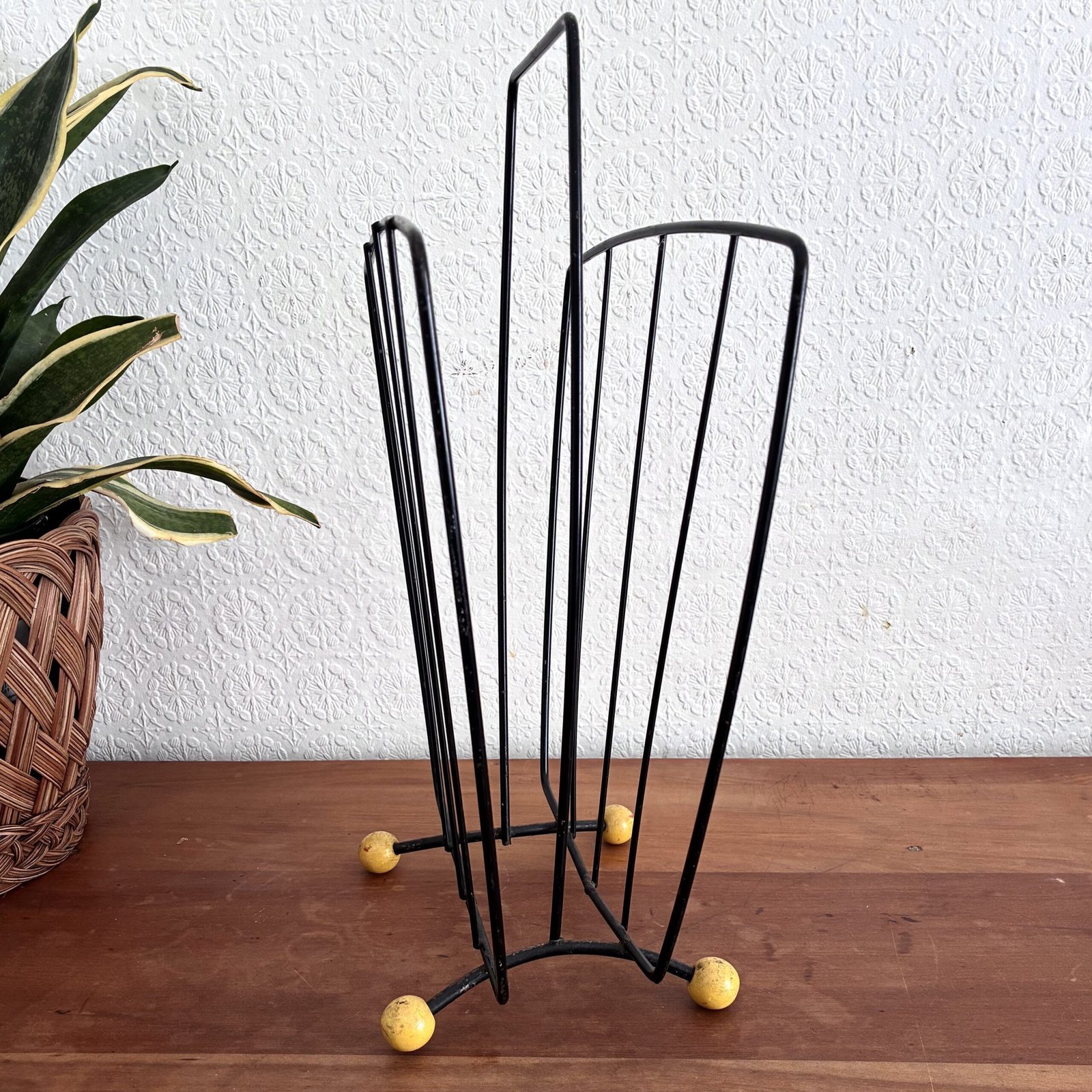 Vintage Atomic Black Wire Magazine Rack Yellow Balled Feet 50s 60s - Image 4