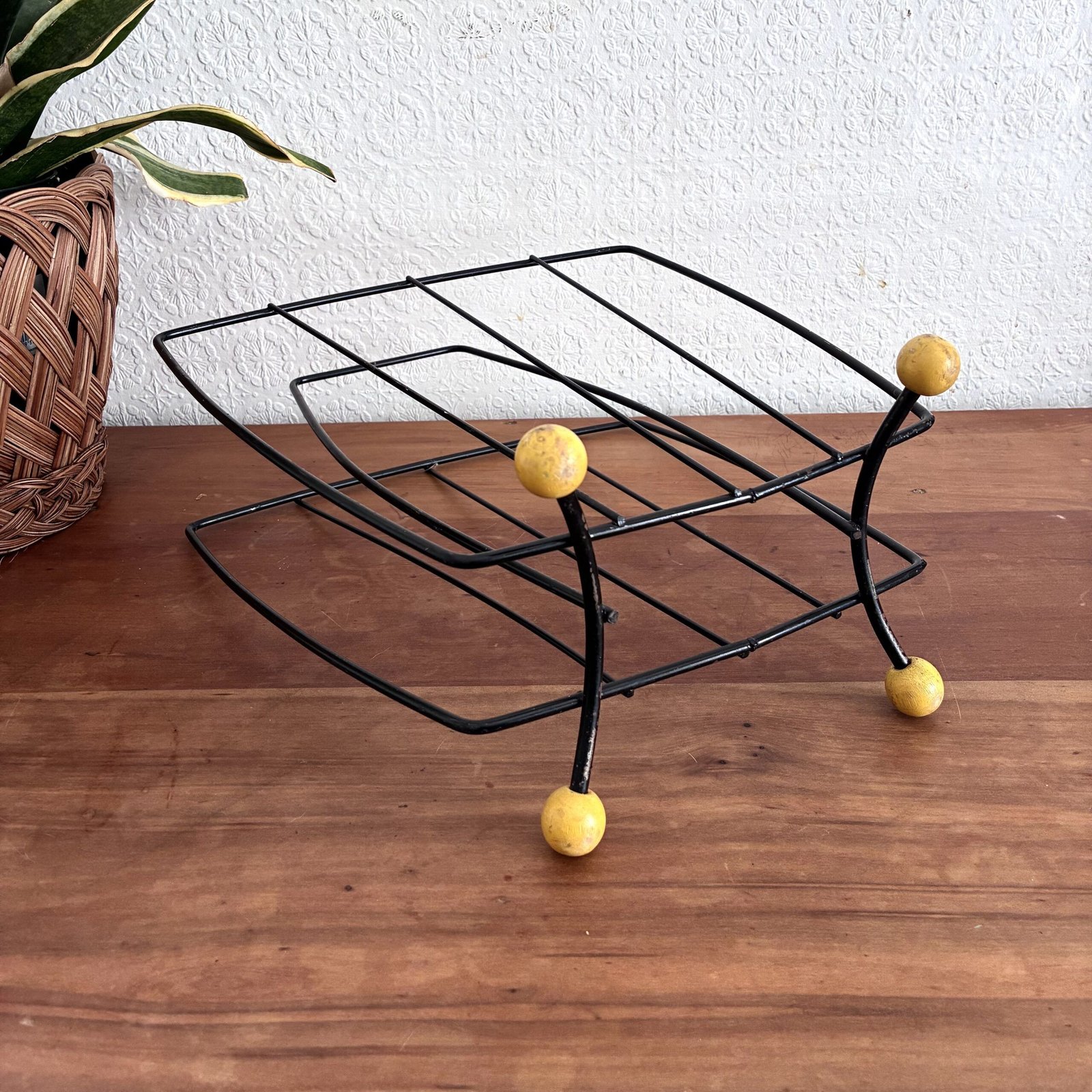 Vintage Atomic Black Wire Magazine Rack Yellow Balled Feet 50s 60s - Image 3