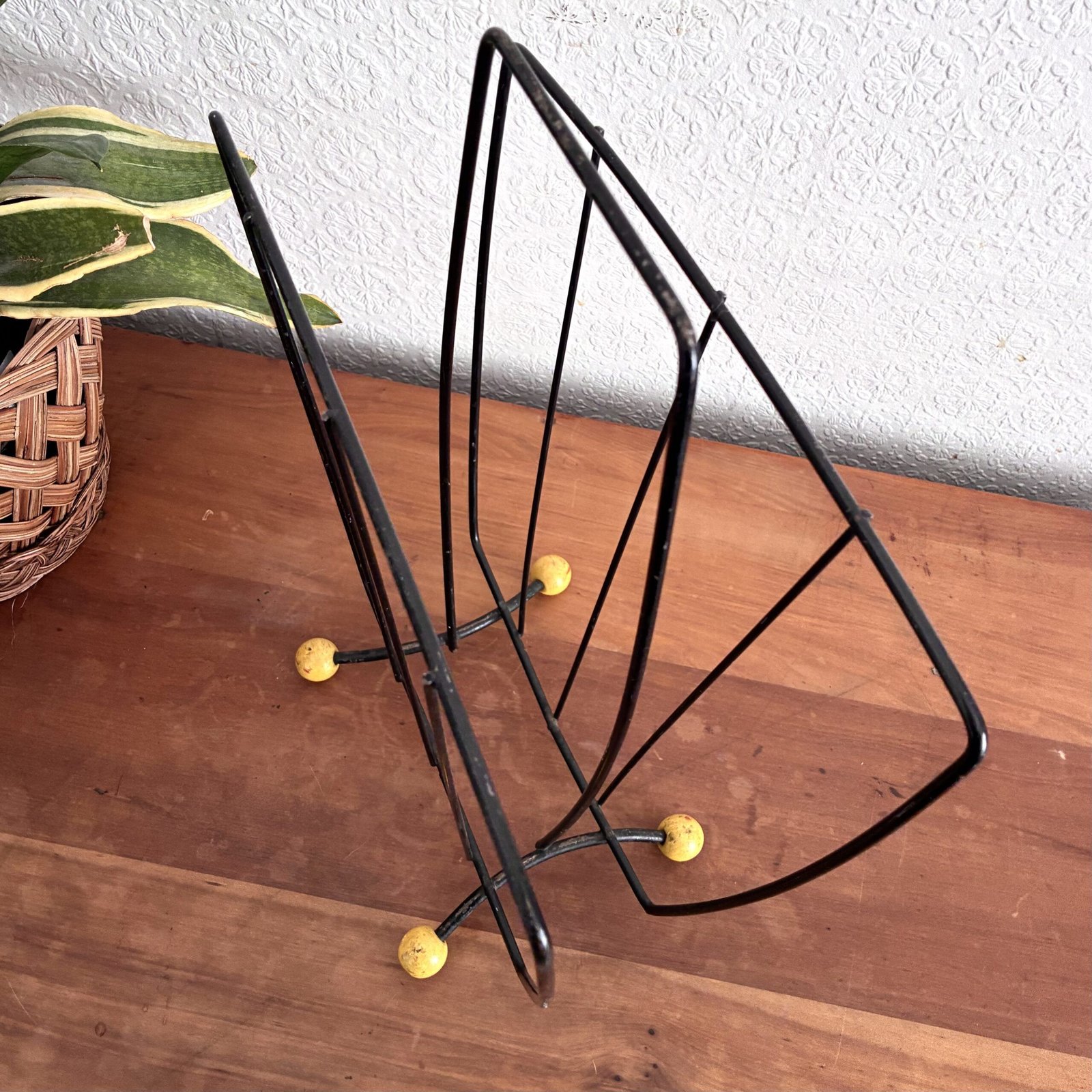 Vintage Atomic Black Wire Magazine Rack Yellow Balled Feet 50s 60s - Image 2
