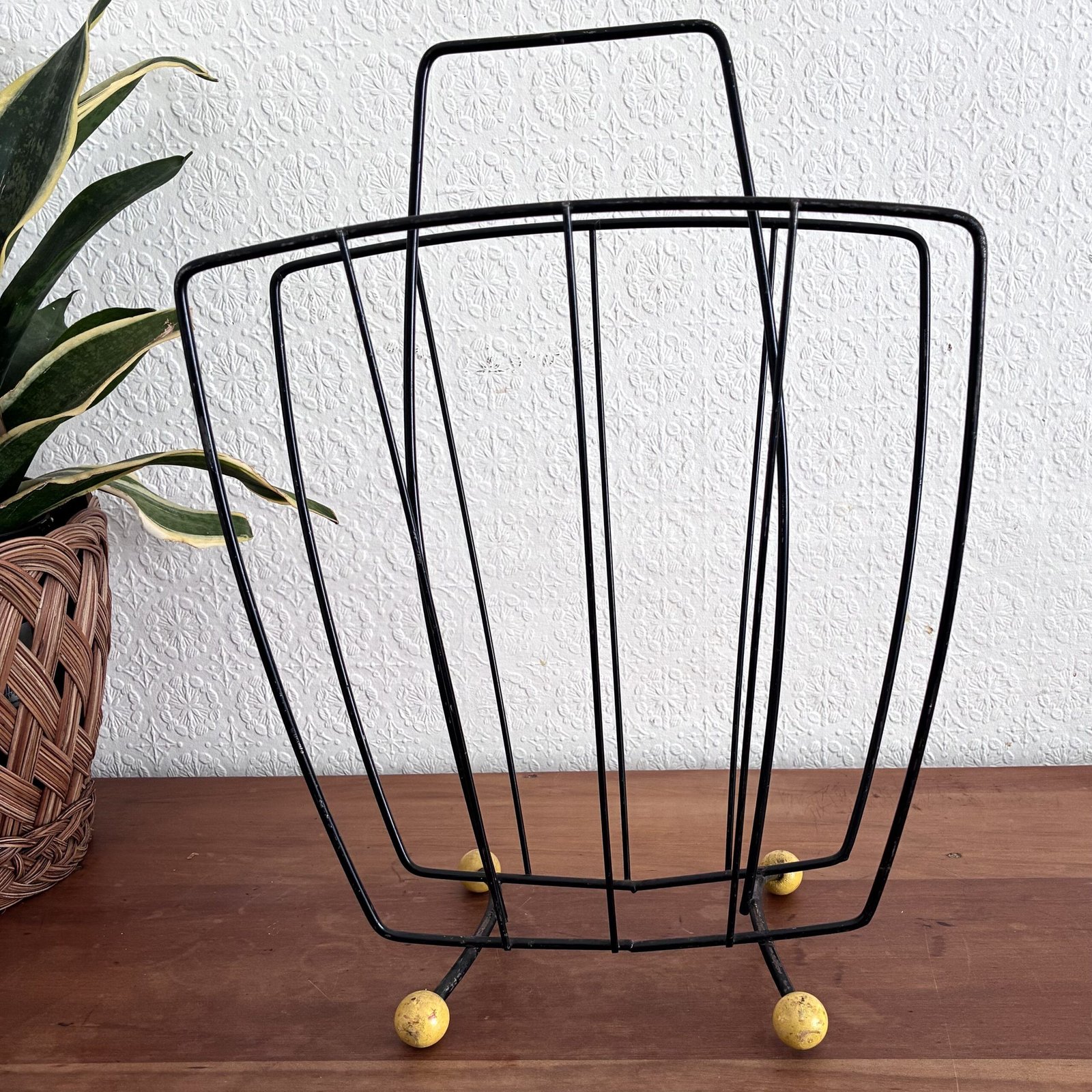 Vintage Atomic Black Wire Magazine Rack Yellow Balled Feet 50s 60s Image